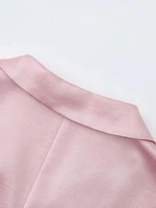 GlowEve 新款高端缎面衬衫领连衣裙，无袖，单扣前襟，腰部饰以精美褶皱，不对称下摆，修身剪裁，尽显优雅气质，适合办公室、宴会等多种场合，展现迷人风采。这款女装套装，适合职场女性，尽显女性魅力，是打造精致优雅造型的理想之选。 - 粉色 - 查看 3