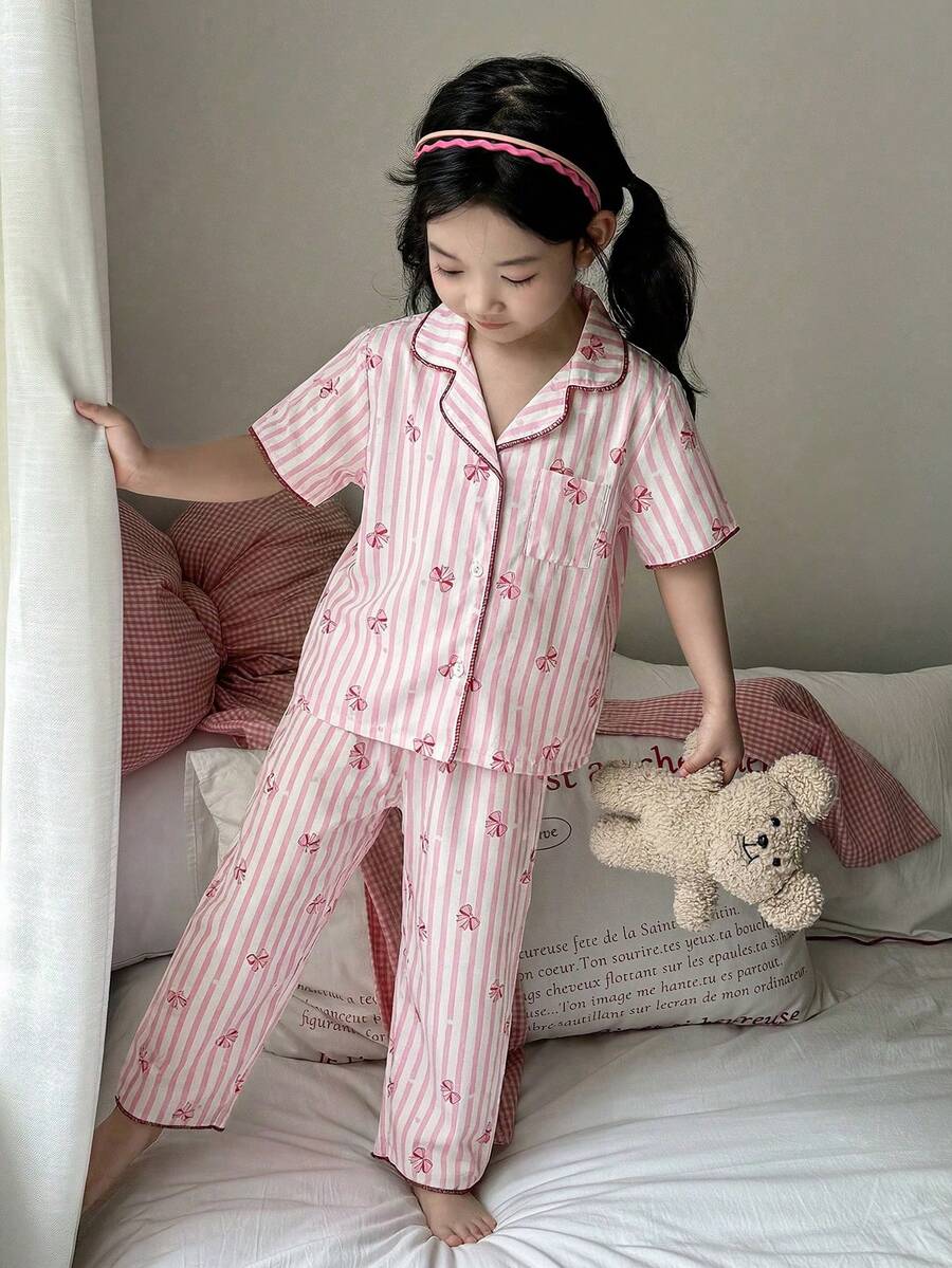 SHEIN Bộ đồ ngủ ngắn tay dáng rộng thoải mái bằng vải dệt, kiểu dáng tối giản, có nơ và sọc, cài cúc cổ ve áo, dành cho bé gái của Dozemod, gồm 2 món. - Hồng - Xem 1