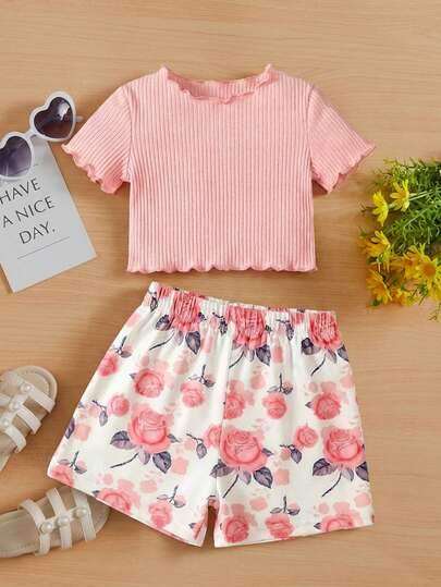 SHEIN Bộ 2 món cho bé gái: áo thun cổ tròn tay ngắn và quần short in họa tiết màu hồng.