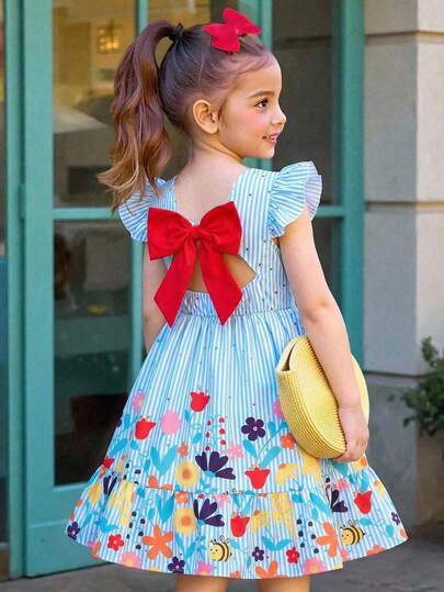 Đầm cho bé gái tuổi teen, nền kẻ sọc xanh trắng tươi tắn, họa tiết hoa lá và ong dễ thương in trên chân váy, tràn đầy sức sống mùa xuân. Thiết kế khoét lưng, kết hợp với nơ đỏ nổi bật, vừa dễ thương vừa tinh tế. Tay áo loe và viền bèo nhún tạo thêm vẻ ngọt ngào và năng động, tổng thể kiểu dáng sinh động và đáng yêu, rất phù hợp cho những buổi đi chơi hàng ngày hoặc mặc trong các kỳ nghỉ, thể hiện trọn vẹn sự ngây thơ và duyên dáng của tuổi thơ.
