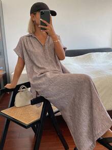 DAZY Bộ đồ nữ gồm áo sơ mi ngắn tay cổ bẻ dáng rộng và chân váy dài suông cạp chun, kiểu dáng thường ngày. - Màu Khaki - Xem 4