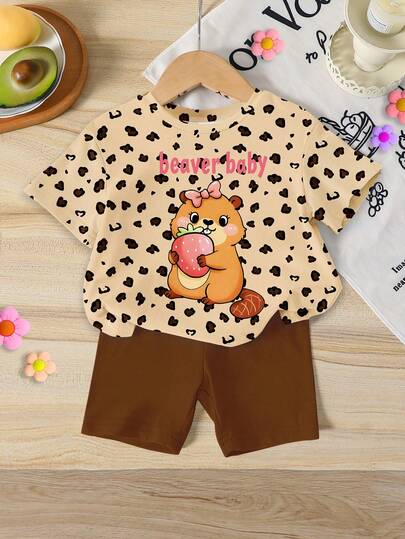 女童休闲简约杏色底咖啡色豹纹圆领前海狸卡通图案数码印花针织短袖上衣搭配咖啡色紧身短裤两件套，适合夏季上学、居家、户外活动，可爱少女夏季穿搭，韩版风格