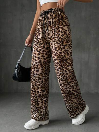 Pantalón animal print de pierna ancha para mujer. Textura lisa con estampado de animal print, sin bolsillos. Tela de poliéster y spandex, ideal para el uso casual. Interior suave y fresco, apto para temporadas de primavera, verano y otoño. Ajuste de cintura natural con cordón ajustable. Muy ligero y cómodo. En algunos colores, el tono y el diseño del estampado pueden variar.