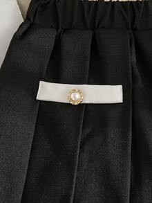 SHEIN Áo sơ mi ngắn tay cổ tròn cài một hàng khuy và chân váy xếp ly ngắn dành cho bé gái - Trang phục thường ngày cho kỳ nghỉ. - Đen và trắng - Xem 7