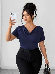 Elenzga Camiseta feminina plus size elegante de manga curta com gola assimétrica drapeada, ideal para o verão. - Azul marinho - Ver 1
