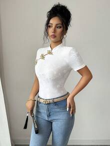 SHEIN Elenzya Áo thun nữ tay ngắn cổ sườn xám dáng ôm thanh lịch, chất liệu vải jacquard co giãn, trang trí cúc vàng và họa tiết bướm, phù hợp cho phụ nữ từ 20-35 tuổi mặc hàng ngày, công sở, đi làm (họa tiết ngẫu nhiên), mùa xuân/thu/đông. - trắng - Xem 1