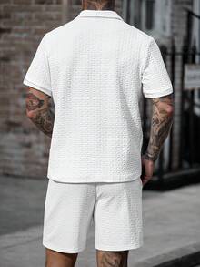 Manfinity CasualCool 男士夏季休闲 Polo 领半拉链短袖短裤套装，采用针织波浪条纹提花面料制成，适合户外活动、度假和休闲穿着。 - 白色 - 查看 3