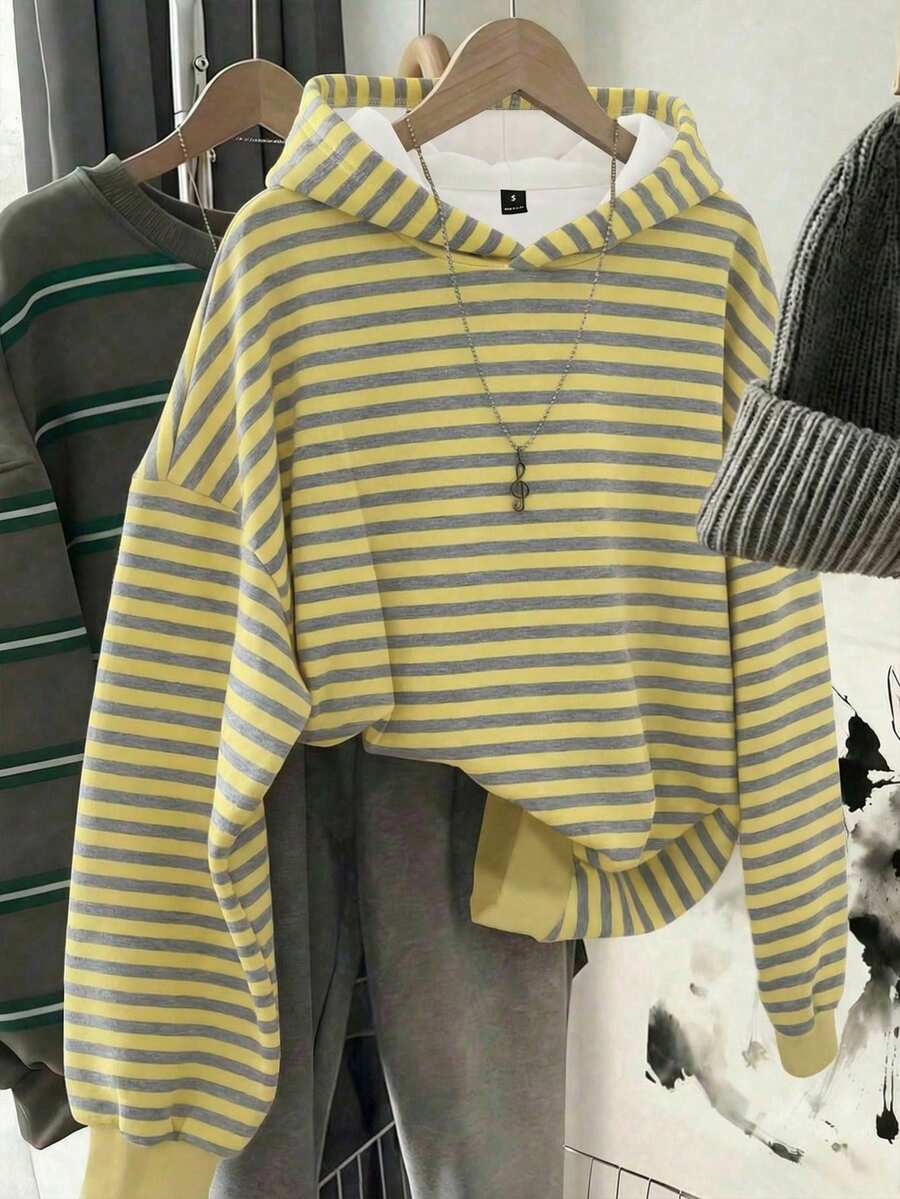 SHEIN EZwear Áo sweatshirt nữ cổ tròn dáng regular, đa năng, họa tiết sọc nhiều màu sắc theo phong cách Hàn Quốc, thích hợp mặc ngoài, chụp ảnh, cắm trại, mùa thu, mùa đông, mùa tựu trường. - Nhiều màu - Xem 1