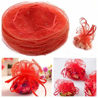 100个圆形欧根纱礼品袋，直径26厘米，系好后呈花朵形状，适用于圣诞节礼物包装、万圣节糖果袋、婚礼回礼、珠宝包装等，抽绳设计方便使用。100个白色欧根纱礼品袋，直径26厘米，系好后呈花朵形状。仅出售包装袋，不包含图片中的其他产品。图片为实物拍摄，手工制作，尺寸略有差异。圣诞节