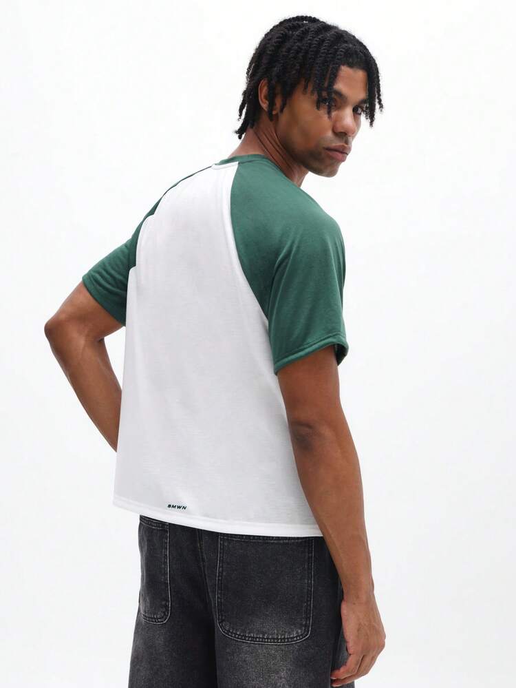 Męska koszulka z okrągłym dekoltem w kształcie pudełka, kontrastowymi rękawami typu raglan i małym nadrukiem z logo na klatce piersiowej, swobodna, letnia koszulka