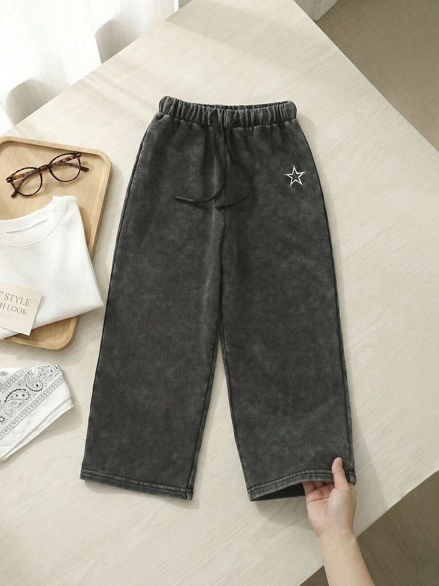 Girls' New Black Washed Loose Knit Denim Jeans, Featuring Five-Pointed Star Embroidery Design. Elastic Waistband With Drawstring Decor. Made Of Lightweight Soft Cotton Denim, A Must-Have Fashionable Item For Girls. Suitable For Spring/Summer Wear, Casual, OOTD, Outing, Party. 2026 Summer New Arrival.Everyday Casual Young Girls Black Long Denim Jeans With Pockets And Star Detail Straight - Black - View 1