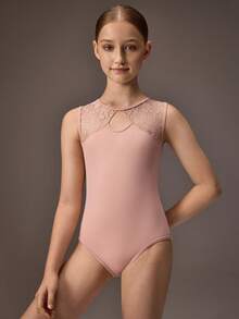 Áo liền quần ren hồng cho bé gái tuổi teen, chất liệu vải mềm mại co giãn cao, viền ren hồng trang trí tạo vẻ ngoài dễ thương và thanh lịch, phù hợp cho tập múa ba lê và thể thao. - Hồng - Xem 2