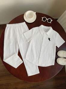 SHEIN 两件装男童休闲运动套装，包括一件立领衬衫和一条裤子，采用纹理面料，适合儿童穿着，是男童返校的理想选择。套装也适合生日派对、晚宴、演出、婚礼、洗礼、开幕式等场合，日常穿着舒适，适合上学、旅行、运动，尤其适合春夏季节。 - 白色 - 查看 4