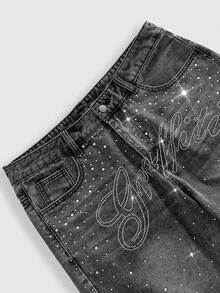 ROMWE MEN Street Life Quần short denim dáng rộng, in chữ đính đá, gấu quần tua rua, phong cách thường ngày dành cho nam, thích hợp mặc mùa hè. - Xám - Xem 3