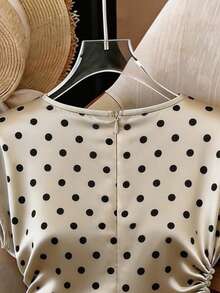 GlowEve Áo sơ mi cổ tròn dáng rộng in chấm bi màu mơ, phong cách công sở thường ngày, phù hợp cho nữ giới, giáo viên, v.v., thích hợp cho mùa xuân và hè, mang lại vẻ ngoài thoải mái và thanh lịch. - Màu be - Xem 5