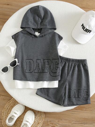 SHEIN Bộ 3 món phong cách đường phố thường ngày, thoải mái và tiện dụng cho bé trai: áo ba lỗ in họa tiết mềm mại, áo thun cổ tròn tay ngắn màu trắng và quần short túi hộp, thích hợp cho bóng đá, đi chơi với bạn bè, mặc hàng ngày, đi học, du lịch, thể thao, mùa xuân/hè.