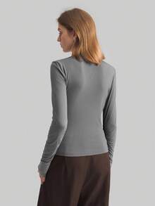 SHEIN X Scot Louie Ontre Áo thun nữ tay dài cổ đứng xếp ly dáng cơ bản, thiết kế mới mùa Xuân/Hè 2026, thanh lịch, phù hợp cho công sở và đi làm. - Màu xám đen - Xem 4