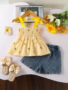 SHEIN Playful Pals Bộ 2 món cho bé gái, kiểu dáng thường ngày, dễ thương, gồm áo hai dây thắt nơ và quần short thêu hoa, thích hợp cho mùa xuân/hè. - Màu vàng - Xem 2