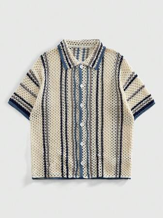 Camicia a maniche corte in maglia con contrasto di colori e design traforato, con colletto a righe geometriche bianche, blu e grigie, stile casual e ampio per l'estate