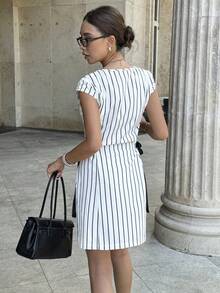 SHEIN Franclia 女士法式极简条纹短袖系带连衣裙，适合春夏穿着，休闲户外、情侣约会、生日派对、毕业典礼、日常通勤皆宜。 - 白色 - 查看 3