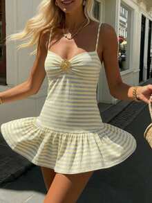 SHEIN EZwear 女士多巴胺奶油色条纹V领无袖连衣裙，饰有褶皱花卉图案，层叠荷叶边下摆，优雅的法式海滩度假风，性感迷人，适合派对、音乐节、情人节约会，春夏休闲浪漫迷你连衣裙 - 彩色 - 查看 7