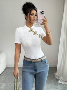 SHEIN Elenzya Áo thun nữ tay ngắn cổ sườn xám dáng ôm thanh lịch, chất liệu vải jacquard co giãn, trang trí cúc vàng và họa tiết bướm, phù hợp cho phụ nữ từ 20-35 tuổi mặc hàng ngày, công sở, đi làm (họa tiết ngẫu nhiên), mùa xuân/thu/đông. - trắng - Xem 3