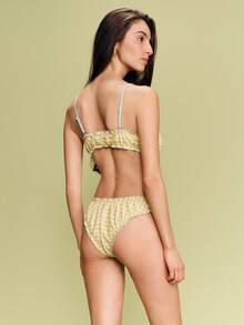 lacRébo Conjunto de bikini con textura de cuadros amarillo y Top de bikini tipo bralette con volantes en el bajo en color azul cielo con costuras fruncidas - Amarillo - Ver 2