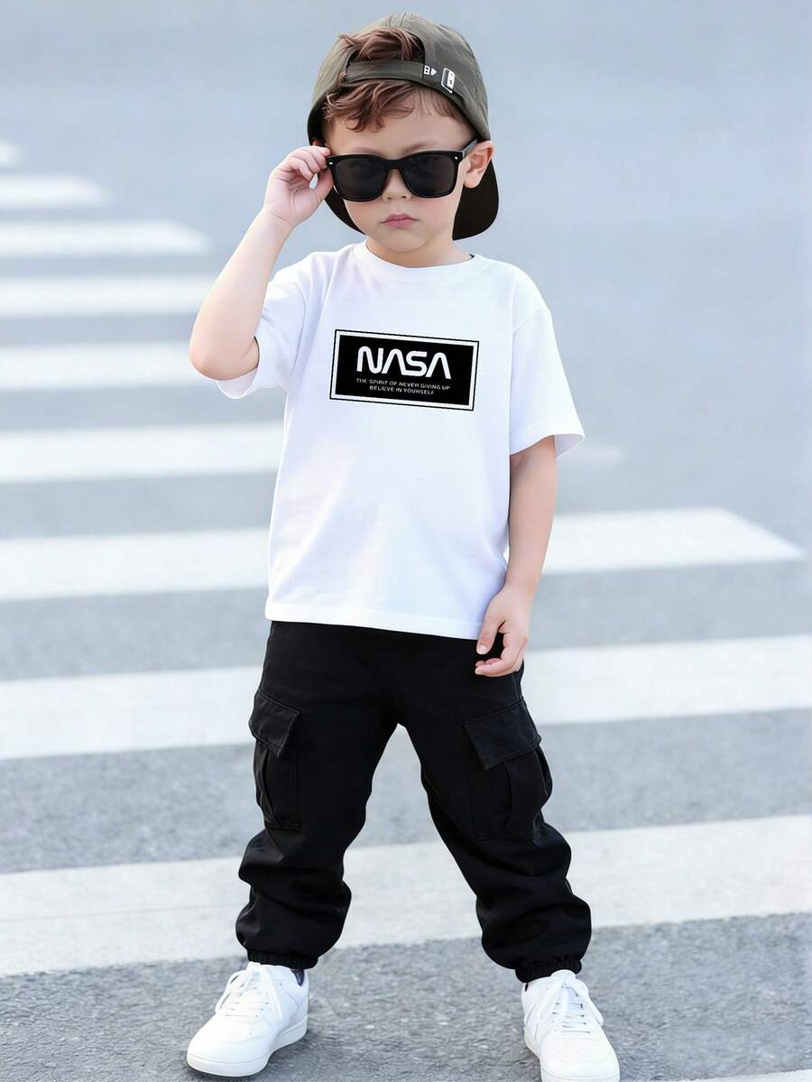 SHEIN Streecool Kids 男童标语印花圆领短袖T恤和工装裤套装,适合节日、派对等场合,春夏休闲舒适。 - 彩色 - 查看 1