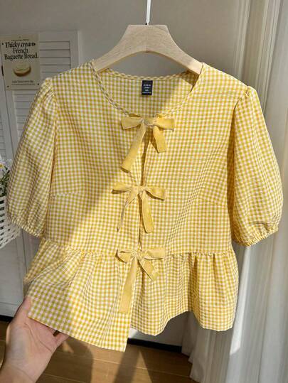SHEIN EZwear Áo sơ mi tay ngắn dáng rộng, màu vàng trắng kẻ caro, thắt nơ phía trước, kiểu dáng thường ngày.
