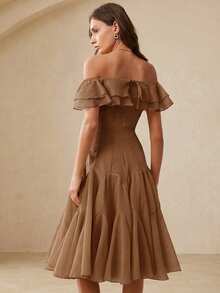 BELROSIE Vestido amarillo de hombros descubiertos, cuello con volantes en capas, diseño plisado en 3D, estilo romántico y elegante, tela ligera y transparente, adecuado para fiestas de verano, vacaciones en la playa y bodas de damas de honor, silueta con cintura ceñida, tela de gasa vaporosa. Características clave: Vestido de hombros descubiertos, dobladillo con volantes, corte 3D, cintura ceñida, ocasiones casuales de vacaciones de verano - Café - Ver 2