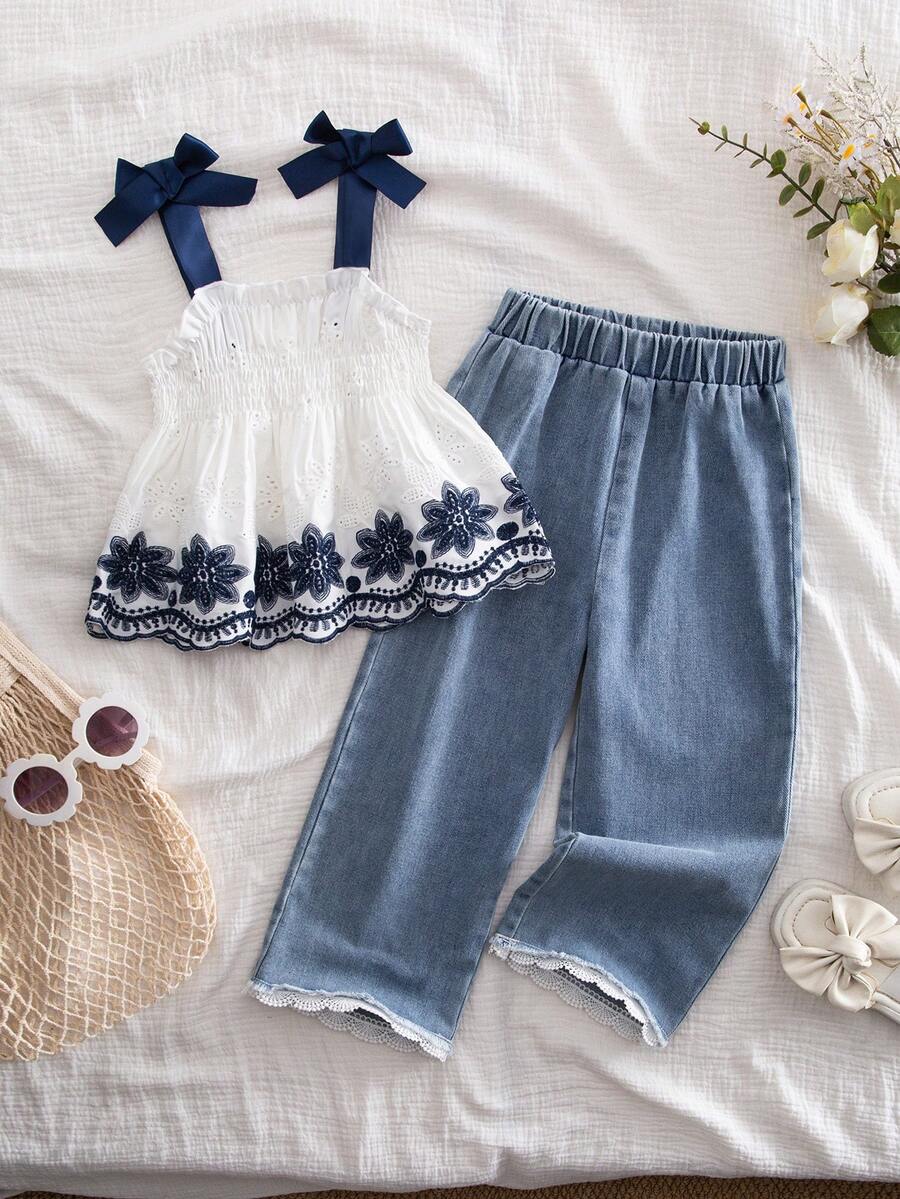 SHEIN Genkimix Kids Bộ đồ cho bé gái kiểu Pháp gồm áo hai dây thêu nơ trang trí và quần jean xanh cổ điển, thoải mái để mặc hàng ngày vào mùa hè. - Xanh và trắng - Xem 1