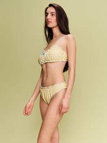 lacRébo Conjunto de bikini con textura de cuadros amarillo y Top de bikini tipo bralette con volantes en el bajo en color azul cielo con costuras fruncidas - Amarillo - Ver 3