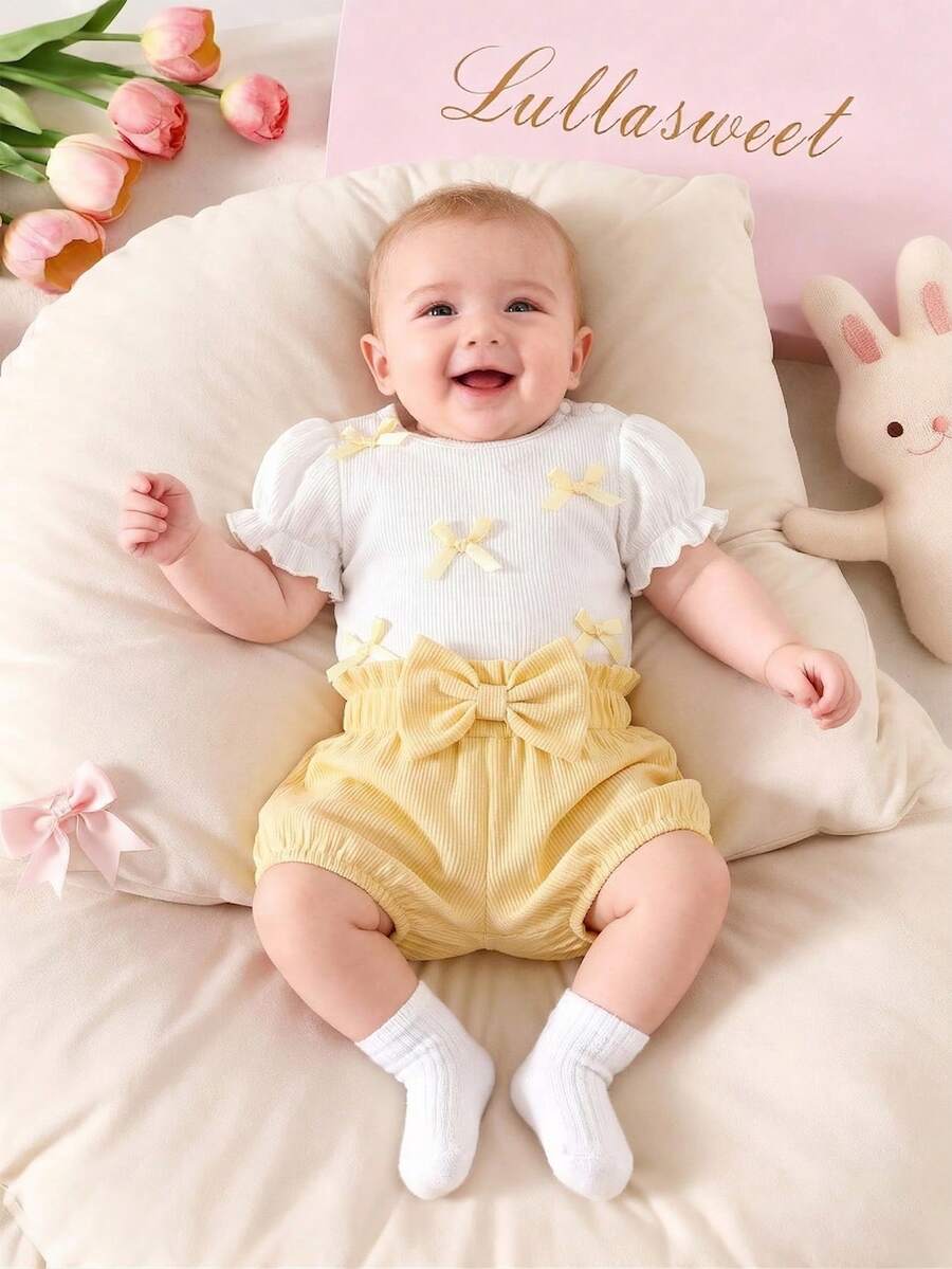 SHEIN 新生女宝宝甜美短袖套装,白色蝴蝶结上衣和粉色碎花短裤,可爱两件套 - 黃色 - 查看 1