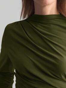 Ontre 2026春夏新款女式褶裥立领长袖基础款T恤，优雅都市通勤商务休闲风 - 軍綠色 - 查看 2