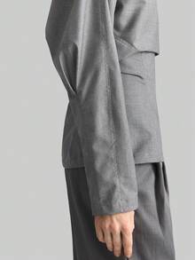 Ontre Áo kiểu nữ 2026SS, Áo casual đa năng, Áo sơ mi tay cánh dơi màu xám nhạt, Áo kiểu cổ lệch, Áo sơ mi thiết kế thời trang, Áo tay dài dáng rộng chất liệu vải dệt, Áo kiểu cổ lửng, Thích hợp cho công sở, giáo viên, đi học, dự đám cưới, phong cách thành thị thanh lịch, tối giản, thoải mái khi đi làm. - Xám - Xem 4