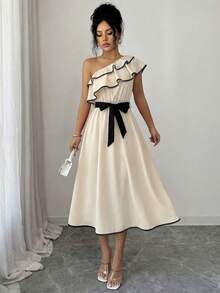 SHEIN Tall 女士优雅约会晚礼服，杏色与黑色碰撞，不对称领口，双层荷叶边下摆，无袖，收腰，修身剪裁，蝴蝶结腰带，长款 - 杏色 - 查看 4