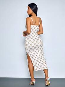 SOLERSUN 女士修身长款吊带连衣裙，侧开衩设计，饰有重复字母印花，适合日常穿着。 - 白色 - 查看 2