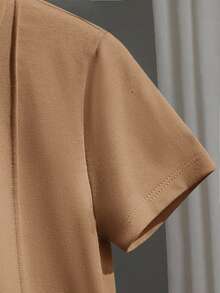 SHEIN Bộ 2 món áo polo và quần short dệt kim rộng rãi, màu trơn, thích hợp cho bé trai mặc đi học, dự tiệc sinh nhật, các sự kiện buổi tối, biểu diễn, đám cưới, lễ rửa tội, lễ tốt nghiệp. Phù hợp cho mặc hàng ngày, đi học, du lịch, thể thao, phong cách Trung Đông, mùa xuân, mùa hè. - màu nâu - Xem 3