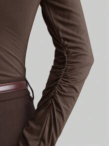 Ontre Blusa básica de manga larga con cuello plisado asimétrico de color café, estilo minimalista urbano de negocios casuales para mujer, para oficina, exterior y fiesta. Nueva colección Primavera/Verano 2026 - Café integral - Ver 6
