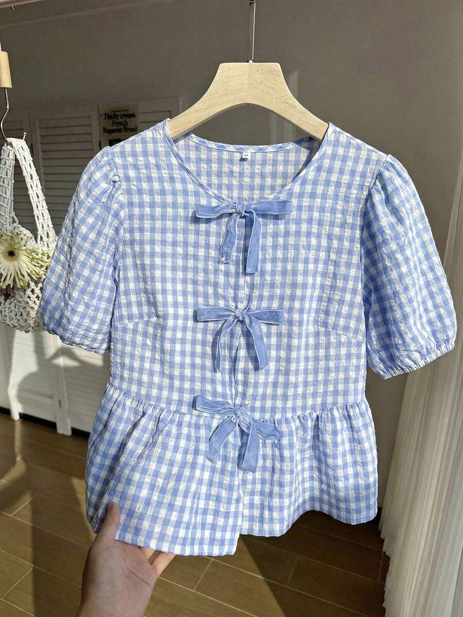 SHEIN EZwear Kemeja Kasual Lengan Pendek Kotak-kotak Biru & Putih Ukuran Besar dengan Lengan Mengembang dan Hem Berkerut, Atasan untuk Pergi Keluar - Blue and White - View 1