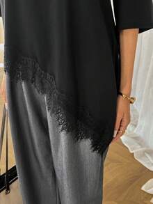 SHEIN Tall CURVE 大尺碼女款高身長黑色T恤，蕾絲拼接不對稱下擺休閒上衣，秋季商務休閒日常夏季穿搭，優雅柔軟 - 黑色 - 查看 7