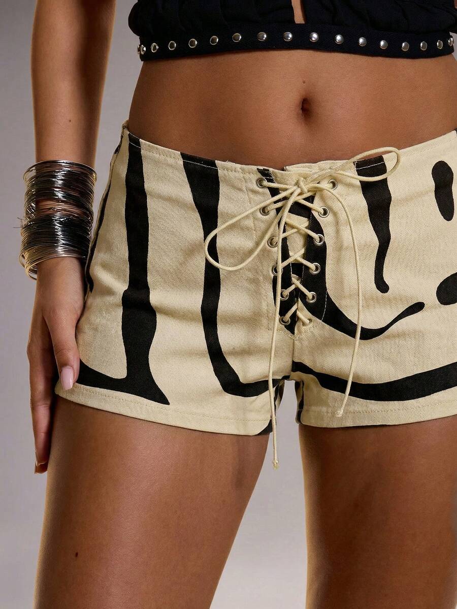 MUSERA 做旧下摆系带修身印花超短牛仔短裤,仅限夏季伊比沙岛波西米亚风度假节日性感夜店锐舞派对演出后穿着,可爱千禧年风格图案,适合外出夜游、冬季纳什维尔派对等场合,尽显时尚春季风情 - 白色 - 查看 1