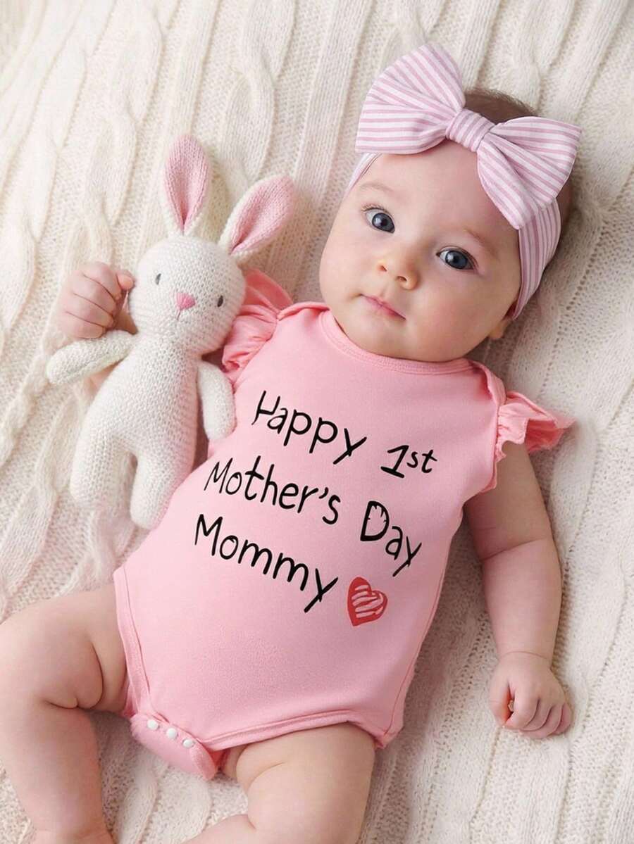 Baby Girl Cute Minimalist Holiday Text & Heart Letter Print Cap Sleeve Romper, Fashionable For Outings, Summer "Happy 1st Mother's Day" Bodysuit - Pink - View 1