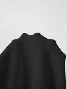 SHEIN 新款象牙白针织连衣裙，圆领珍珠饰边，短袖，修身包臀剪裁。竖条纹罗纹针织面料，弹力亲肤，纯正象牙白尽显温柔优雅。适合约会、通勤，春夏两季皆可穿着。精致的下午茶或职场装扮。珍珠饰边提升精致感，修身剪裁凸显曲线，罗纹纹理增添触感趣味。 - 黑色 - 查看 6