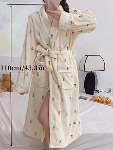 1 Bộ đồ ngủ dài bằng vải flannel dễ thương với họa tiết củ cà rốt hoạt hình. Đây là một bộ đồ mặc nhà giữ ấm được lựa chọn kỹ lưỡng, dày dặn, ấm áp, thoải mái và mềm mại, thích hợp cho các quý cô mặc như áo choàng ngủ hàng ngày ở nhà vào mùa thu và mùa đông. - Nhiều màu - Xem 7