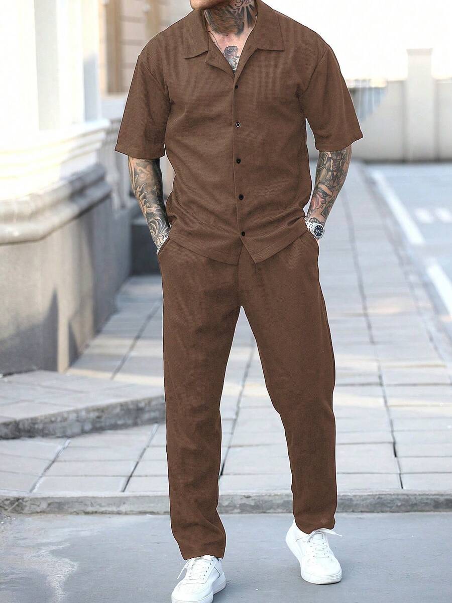 Manfinity Homme 男士华夫格纹短袖衬衫和裤子套装 - 棕色 - 查看 1