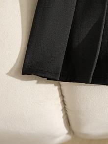 SHEIN Áo sơ mi ngắn tay cổ tròn cài một hàng khuy và chân váy xếp ly ngắn dành cho bé gái - Trang phục thường ngày cho kỳ nghỉ. - Đen và trắng - Xem 6