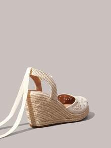 Styleloop 女士时尚圆头坡跟厚底杏色刺绣蕾丝舒适透气休闲麻绳坡跟鞋，适合日常通勤、简约度假旅行、田园波西米亚风音乐节等场合穿着，是旅行必备单品。 - 杏色1 - 查看 5