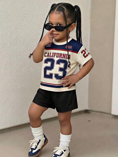 SHEIN 1件女婴/幼儿休闲圆领短袖T恤，复古数字字母印花，运动风格，适合夏季，6个月-3岁