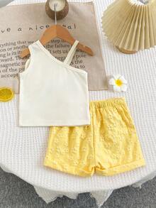 SHEIN Playful Pals 可愛白色女嬰夏季羅紋不對稱肩帶花朵裝飾上衣配粉色條紋短褲套裝 生日優雅甜美旅行穿搭 - 黃色 - 查看 2